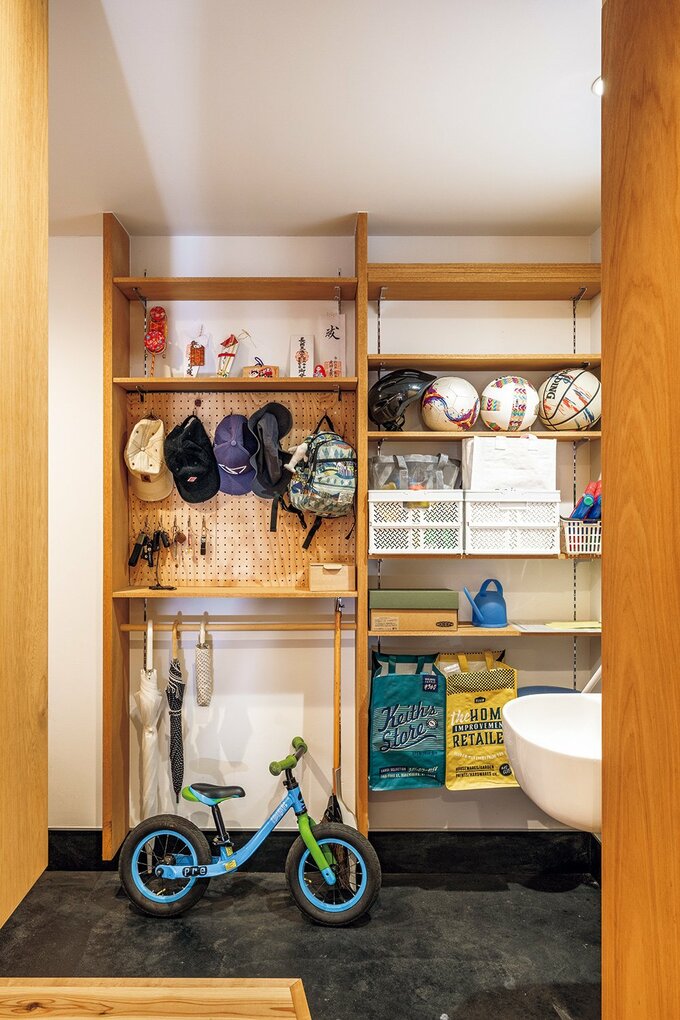 外で使うモノを一手に収める玄関収納