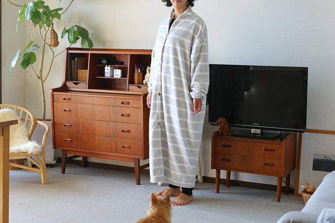 Mサイズを女性が着た様子