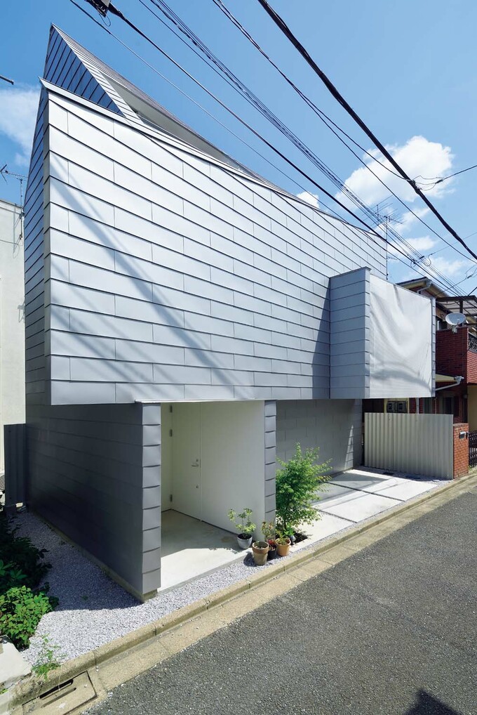 シルバーの外壁に覆われた道路側外観