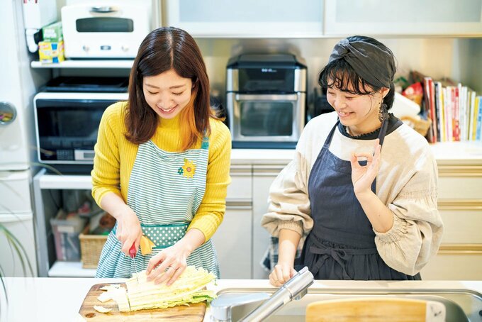 女性二人調理