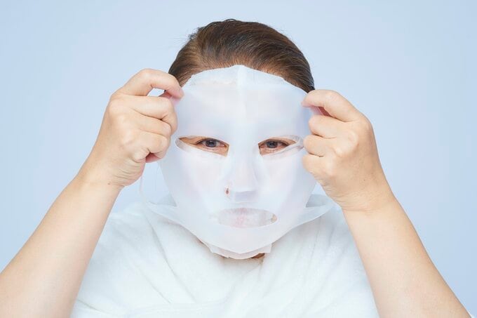 マスクで顔を覆う女性