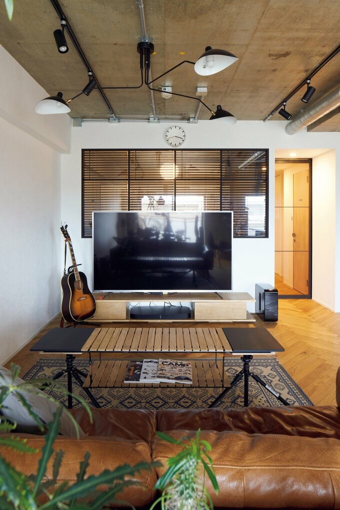 寝室に光を届ける大きな室内窓