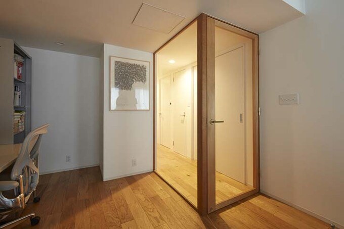 LDKと廊下を仕切るガラス壁