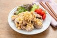 フライパンひとつで完成「鶏モモ肉のパリパリ焼き」レシピ。香味ネギダレがアクセントに