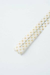 粘着面の縦中央にワイヤを置く