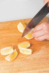 レモンを切る