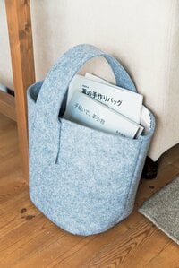 ソファ横のマガジンラックに仕事の資料を