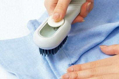 2025年に「本当に買ってよかった」アイテム一覧。洗剤が入るブラシなら、衿や袖の汚れを落としやすい