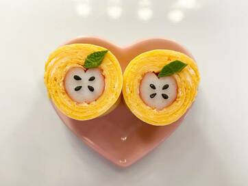 簡単「カニカマ卵巻き」のつくり方。リンゴ柄でお弁当が華やかに