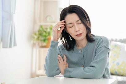 40代50代、「更年期だから」と不調を見過ごさないで。軽い頭痛でも病院にかかる立派な理由