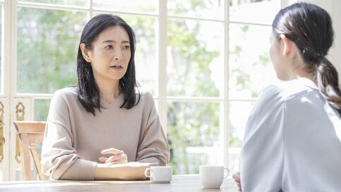 4歳年上の人に「私たち、おばさんだから」とひとくくりにされ悩む44歳。清水ミチコさんの心の防御に役立つこと