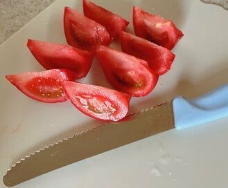 50代の「リアルな台所」。切れ味抜群の“小さなナイフ”が小さな暮らしにぴったり