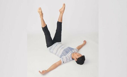 最新エクササイズ“バレックス”で、寝転んだまま脚とおなかを引き締め