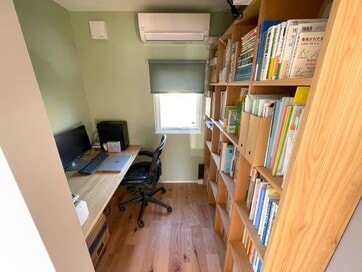 2.3畳の書斎を寝室の奥にプラン、壁一面を本棚に。テレワークにも集中できる