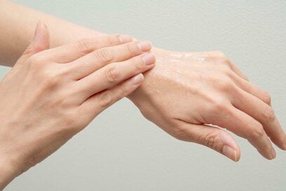 意外と知らない「ワセリン」の使い方。効果的な塗り方＆活用術を医師が解説