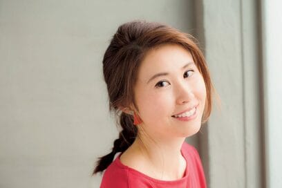 暑い日はヘアゴム一本でおしゃれなまとめ髪に。大人っぽい「裏三つ編み」
