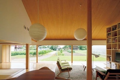 【注文住宅事例】幅12mの大窓で風景を楽しむ平屋。縁側が花見を楽しむ場所にも