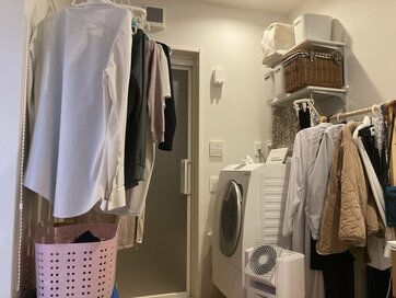 ランドリールームなしで家事ラクの間取り。1.5畳の脱衣所に、部屋干しや衣類収納の機能も