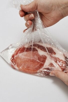 冷凍焼けのパサパサ肉を簡単に蘇らせる方法。実験したら本当にジューシー＆プリプリに!!