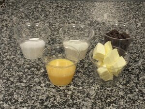 ガトーショコラの材料は、小麦粉以外すべて同量なので覚えやすい。