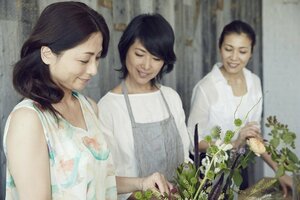 手づくり体験は、ガラス細工やシルバーアクセサリー、盆栽、プリザードフラワーなど