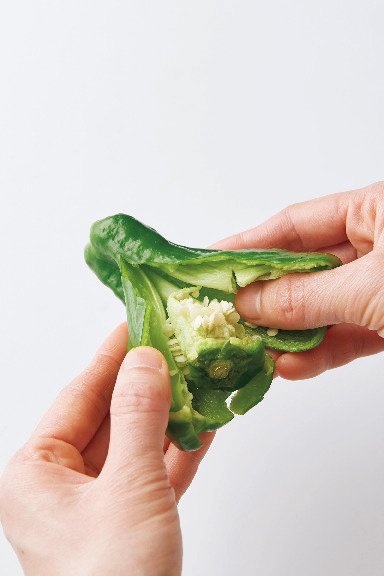 ピーマンをちぎる様子