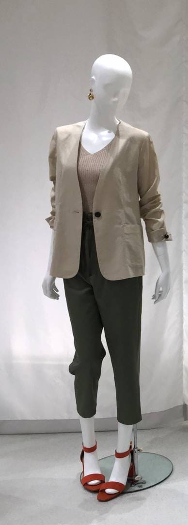 ジャケットは軽く、今年らしく見えるノーカラー