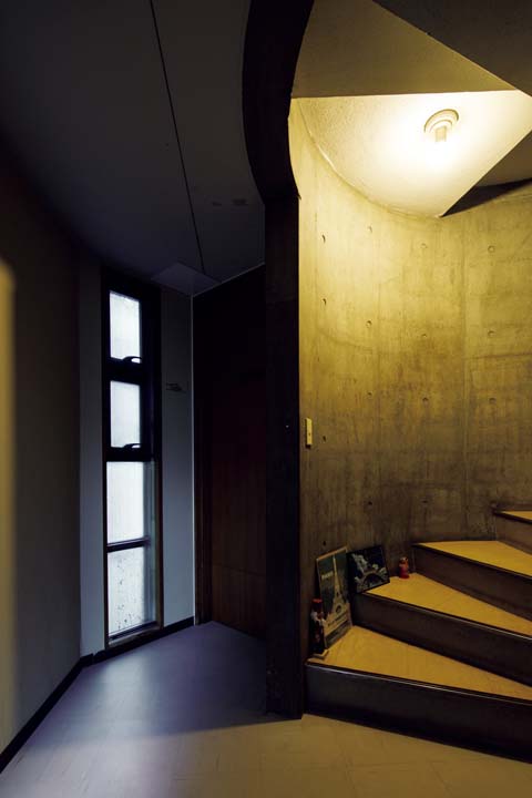 4層の空間を貫くコンクリートの螺旋階段