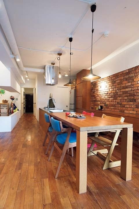 視線の抜けを考慮した斜めに配置したダイニングキッチン