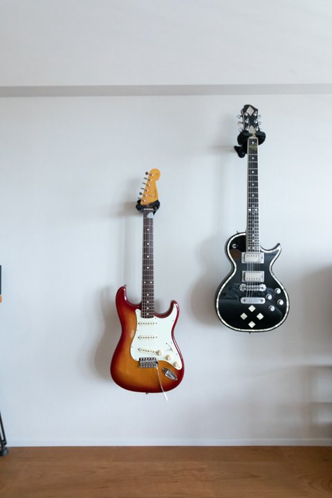 ギターを掛けるための専用フックを取りつけ