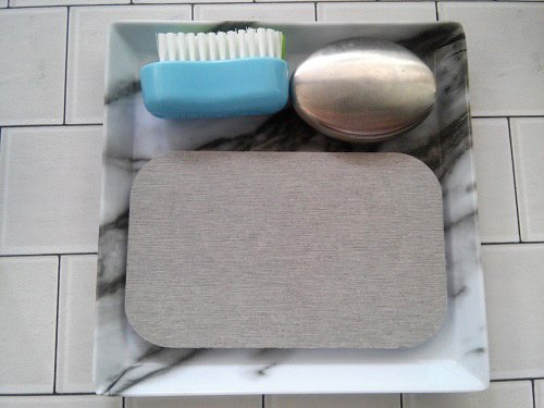 グレーの石けん置き珪藻土