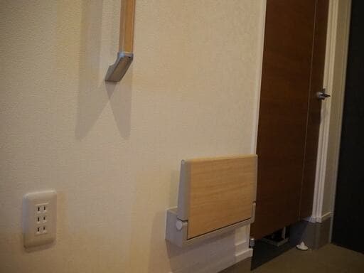 玄関の椅子と手すりの位置関係