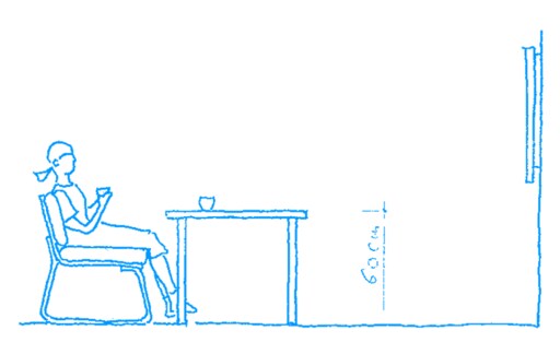 ダイニングのチェアでくつろぐ女性