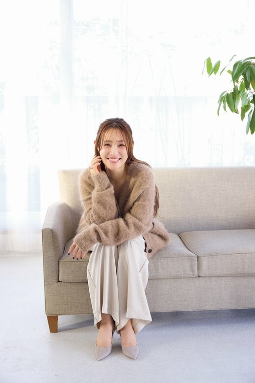 ソファに座って微笑む女性