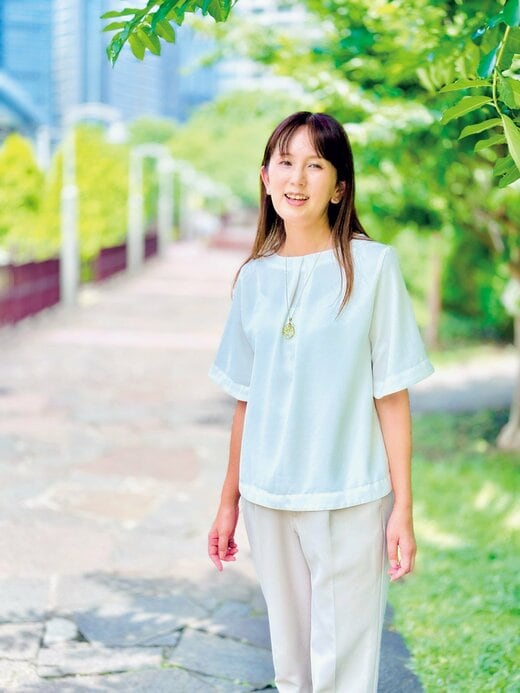 背景にヌケ感がある女性写真