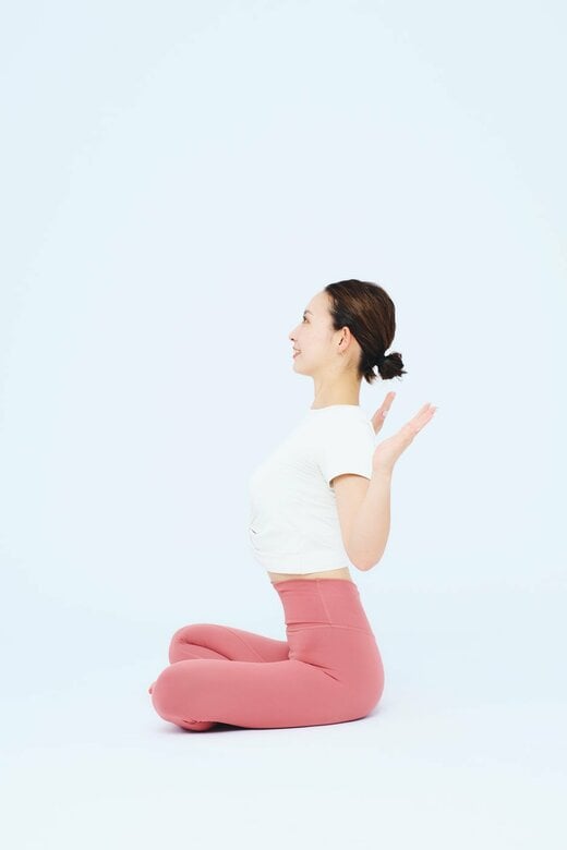 肩甲骨を寄せるイメージでひじを下げる