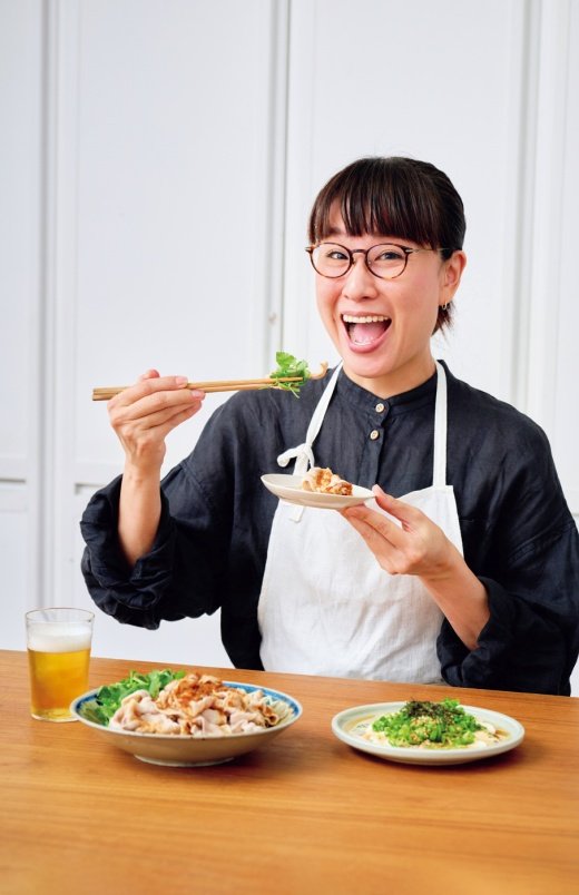 よだれ豚を食べる市瀬悦子さん
