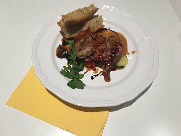 メインは豪華なサルティンボッカ。