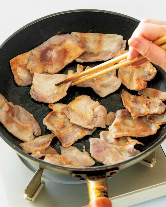 豚肉をフライパンで焼く
