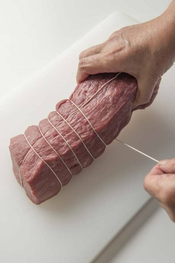 牛肉にタコ糸を巻く