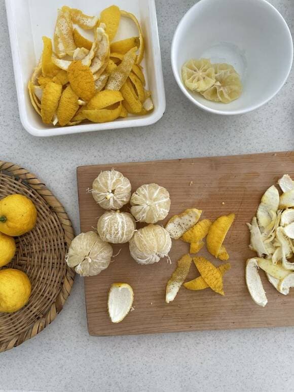 皮をむいたユズ