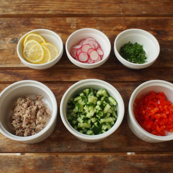 残りの半分はトッピング用に輪切りにする。