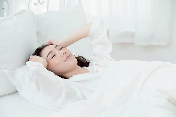 両手でこめかみさわる