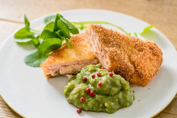 サーモンソースをアレンジした特製ソース