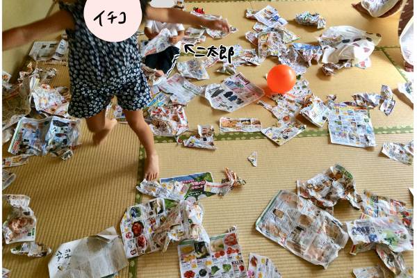 チラシが散乱している部屋の様子