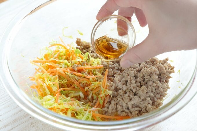 サラダを混ぜる