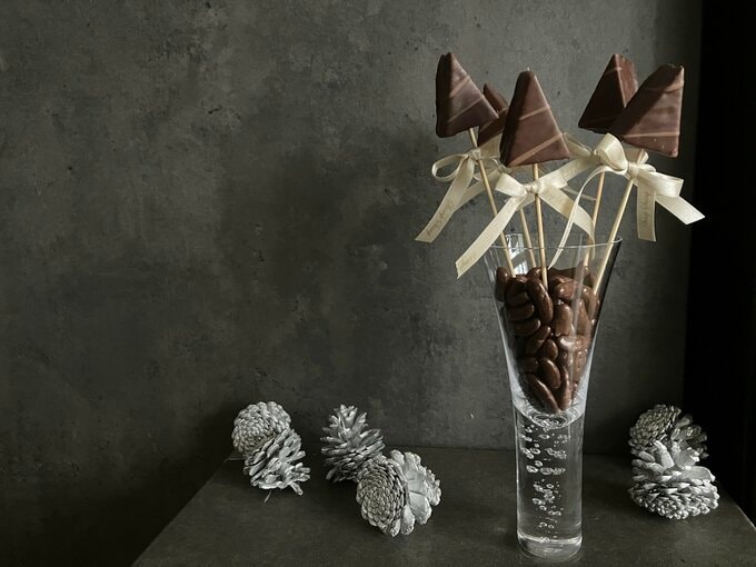 柿の種の土台に挿して完成