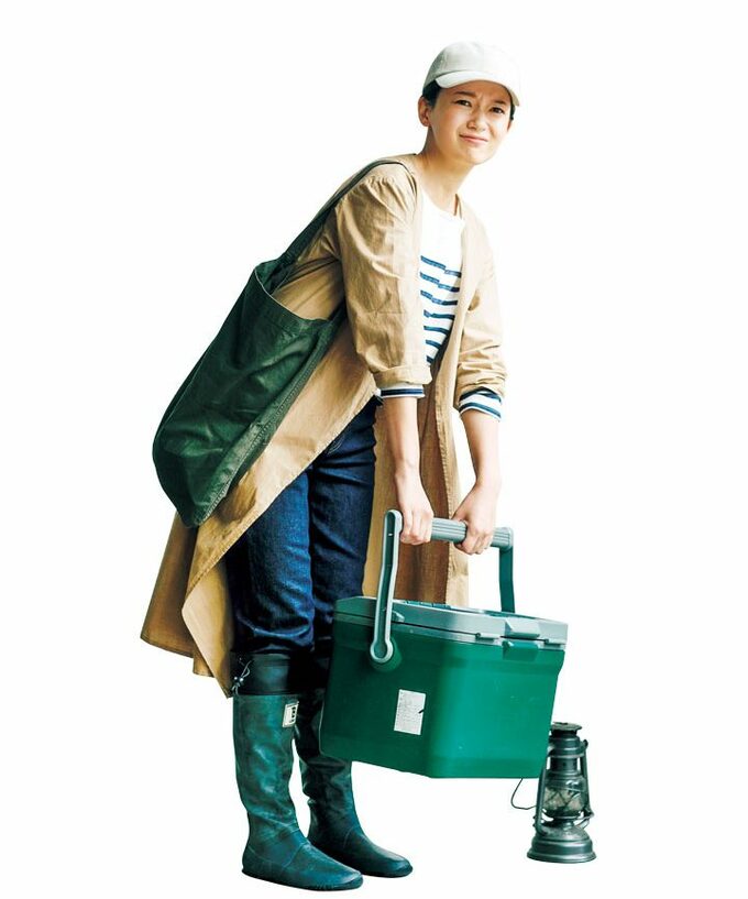 緑の箱を持つ女性