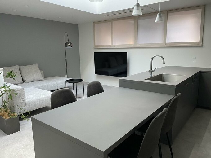 キッチンからリビングを見る