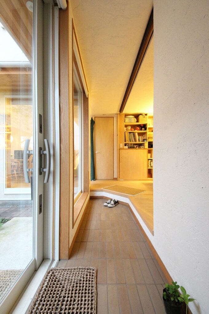 中庭に面した玄関スペース